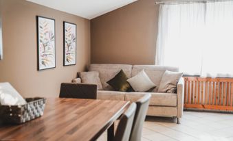 Wohnzimmer mit Esstisch und Sofa - Appartement D Classic