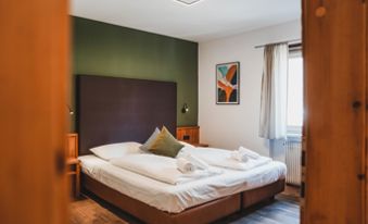 Schlafzimmer mit Doppelbett - Appartement B