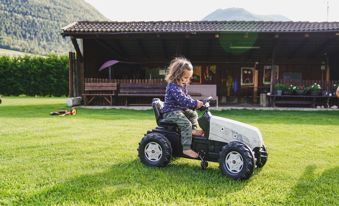 Mädchen auf Spielzeugtraktor
